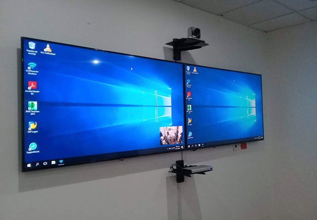 Base de pared para dos televisores en sala para videoconferencias