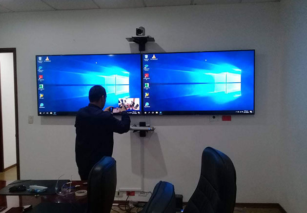 Soporte de pared dual para las salas de videoconferencias