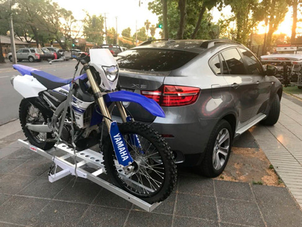 instalacion base anclada al carro para llevar motocicleta