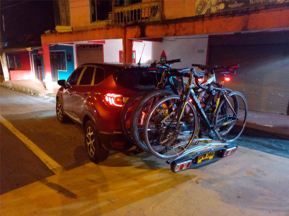 base para cargar bicicletas en la parte trasera del carro