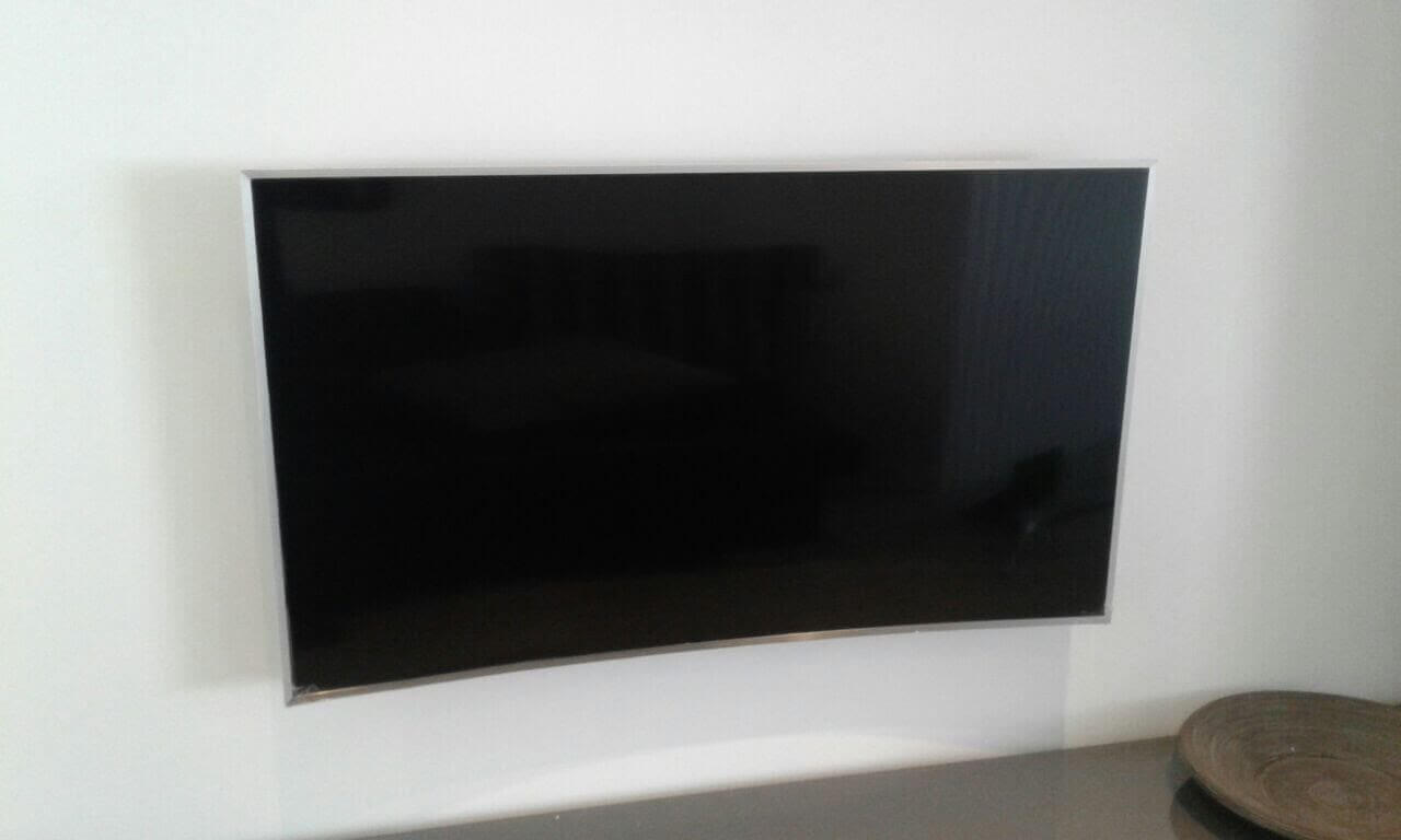 Instalacion de soporte de brazo doble en un televisor curvo 