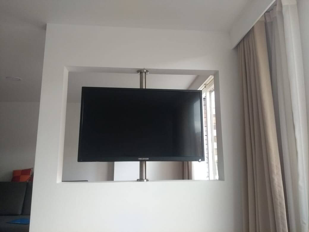 Base giratoria para televisor instalada en Bogota