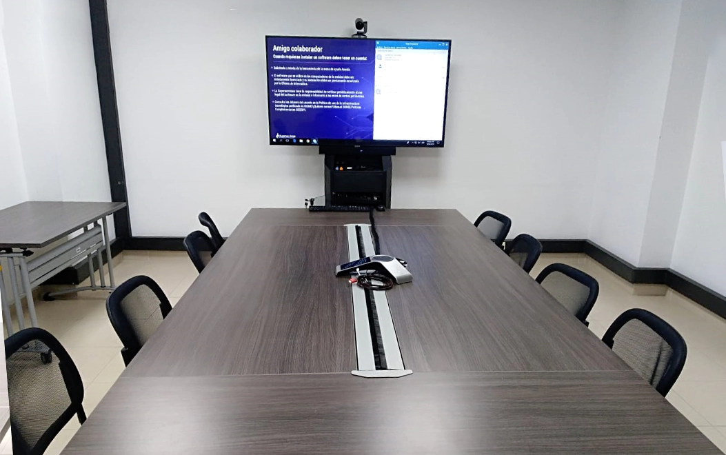 Mueble con ruedas para instalacion de equipo videoconferencias en el piso