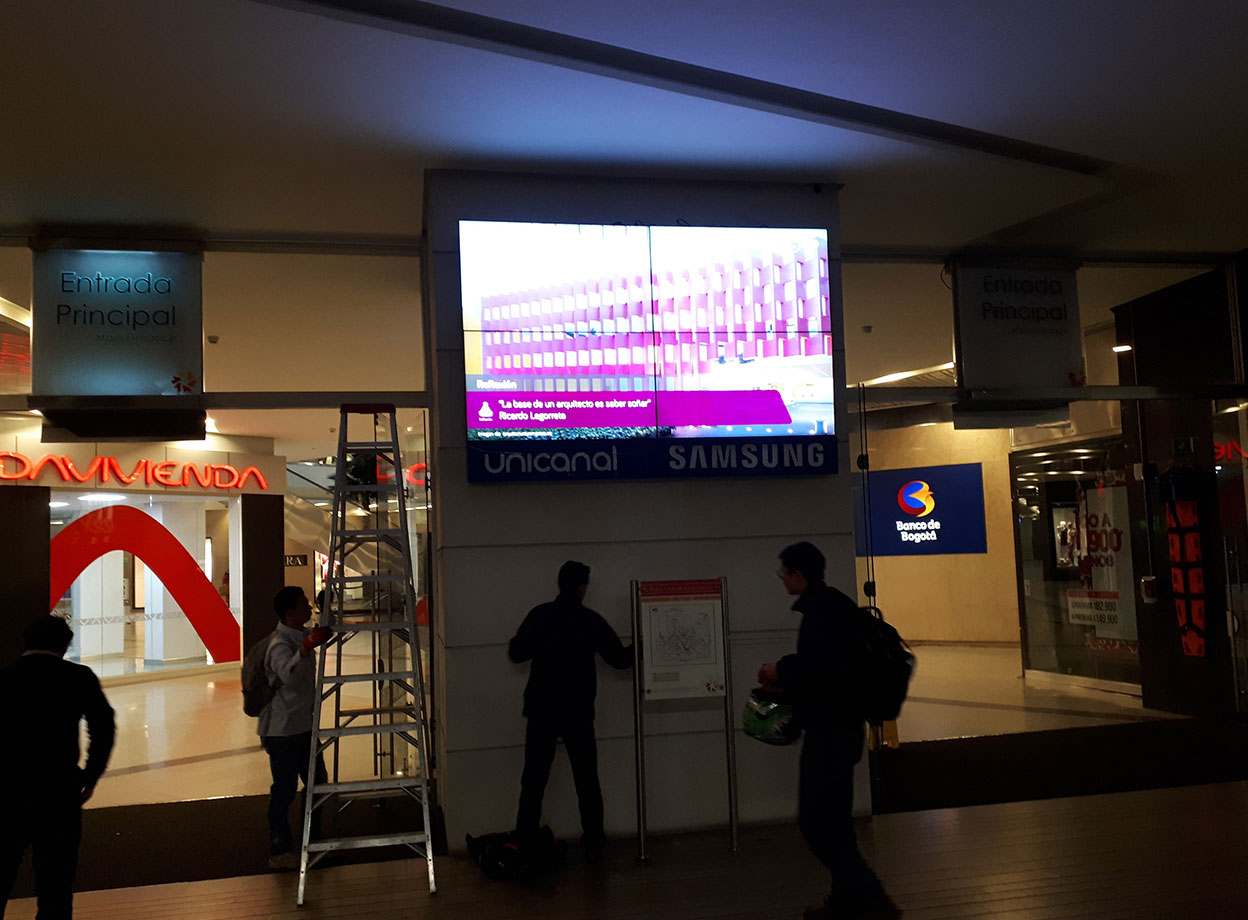 Base de pared para 4 televisores instalado en centro comercial