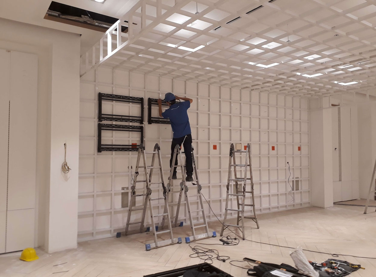 Primer montaje de estructuras para videowall