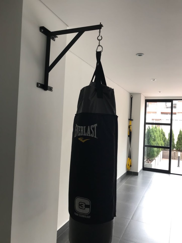 Soporte con triple base a la pared para saco de entrenamiento boxeo o artes marciales mixtas