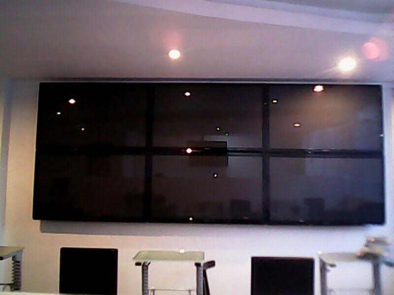 Videowall para tres pantallas ancladas a la pared