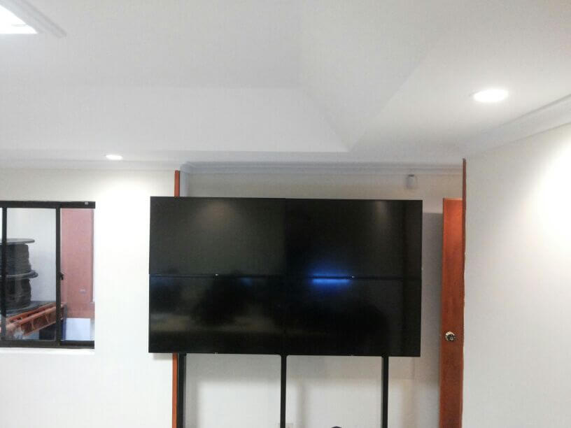 Montaje de 4 televisores en soporte videowall con televisores samsung