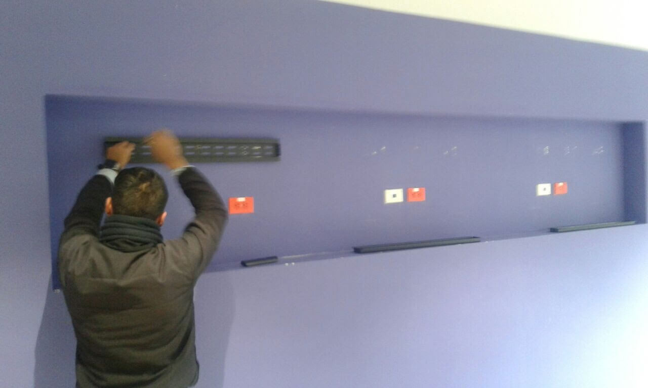 Montaje de videowall en pared para tres pantallas