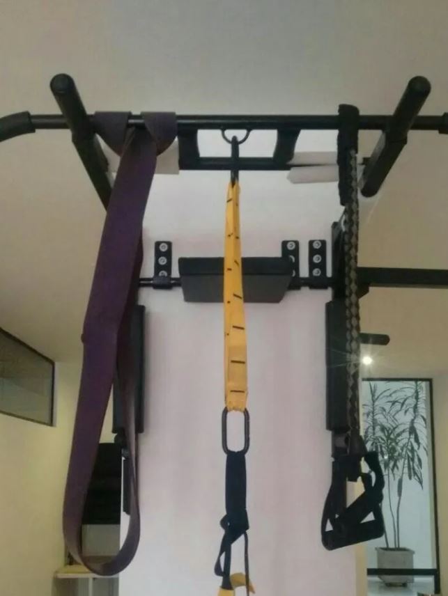 Instalacion de base de pared con trx y barra para hacer fondos