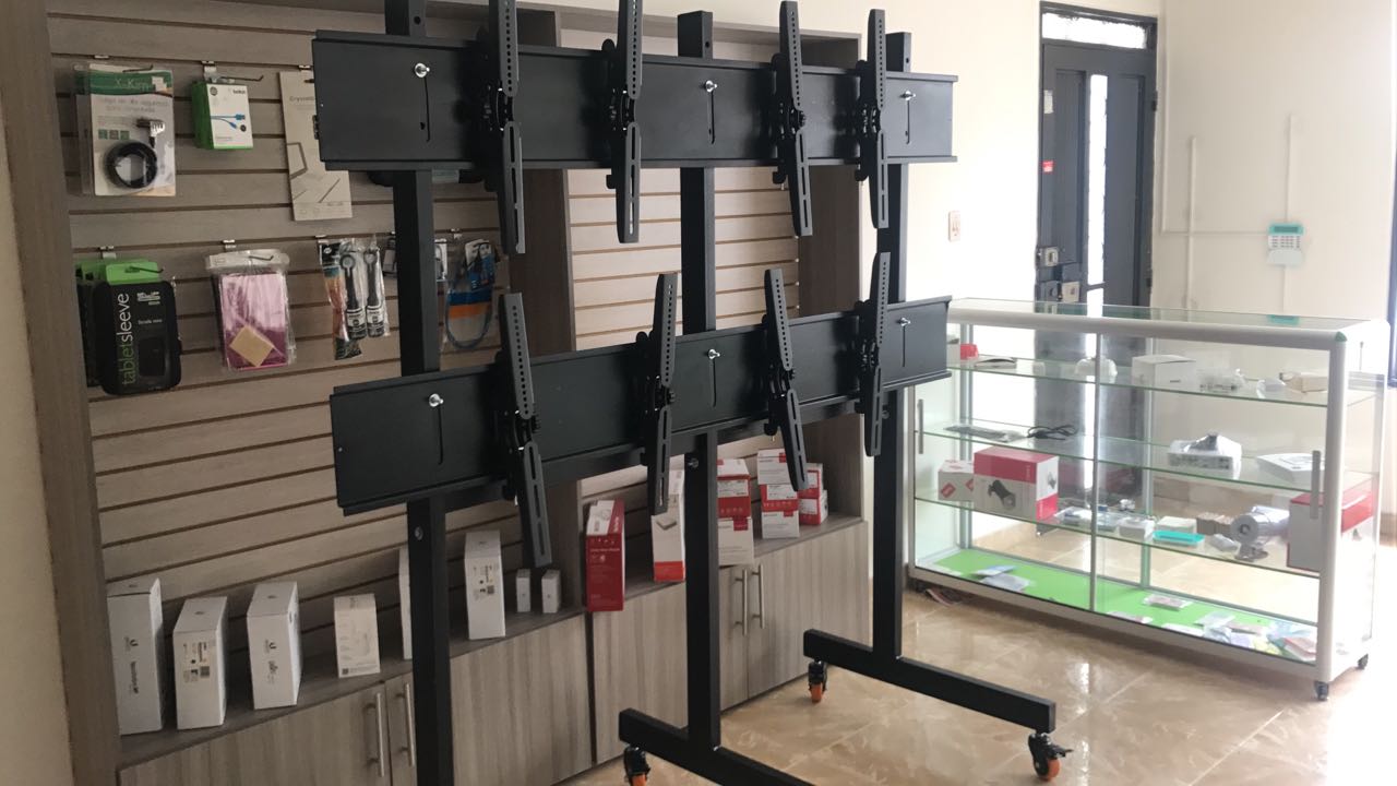 Soporte videowall para 4 pantallas en unilago