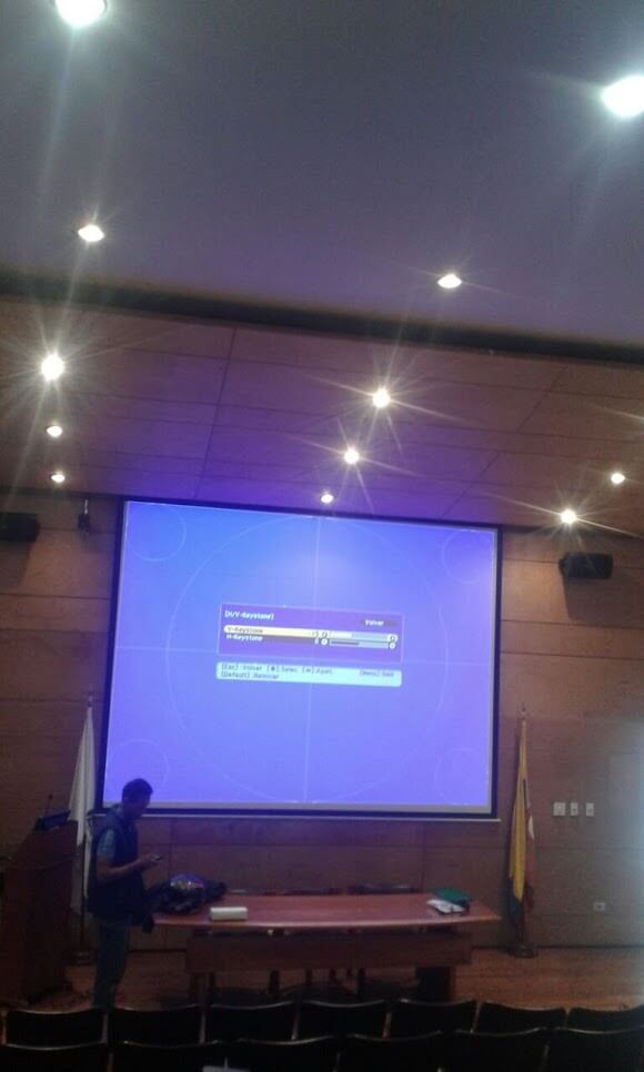 Pantalla de proyeccion instalada en Bogota