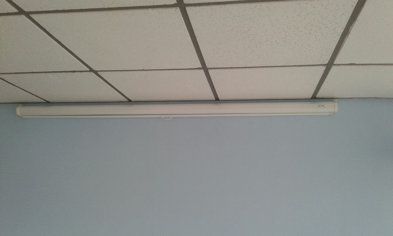 Pantalla de proyeccion anclada a la pared