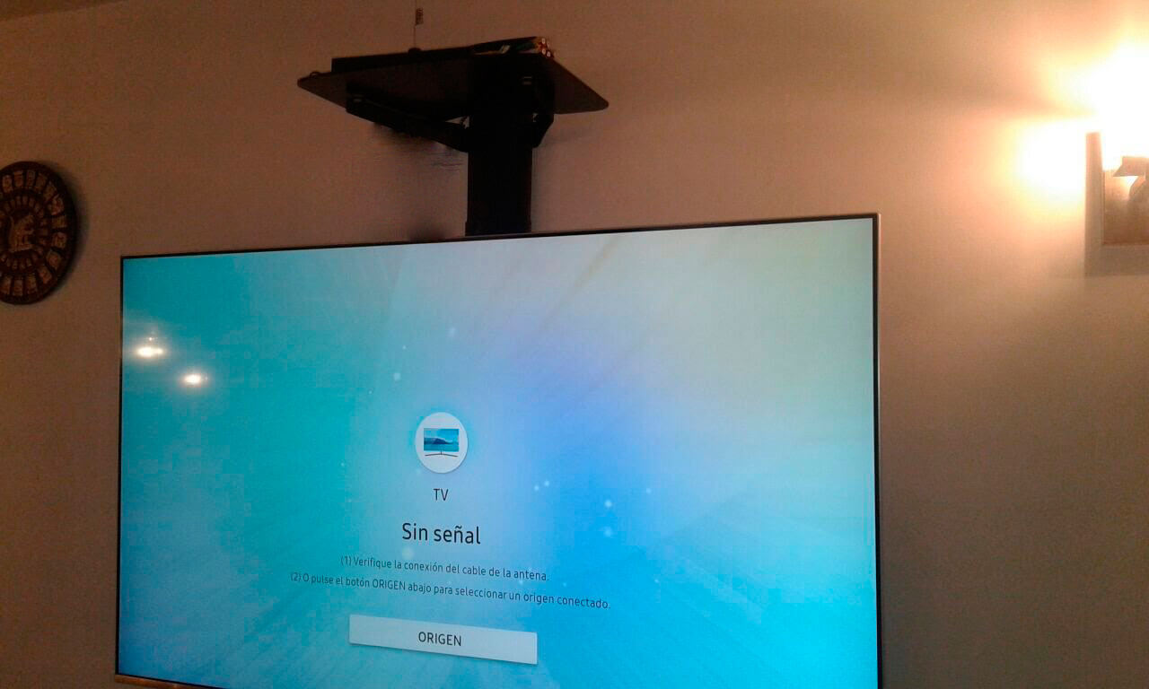 Repisa de vidrio encima de televisor