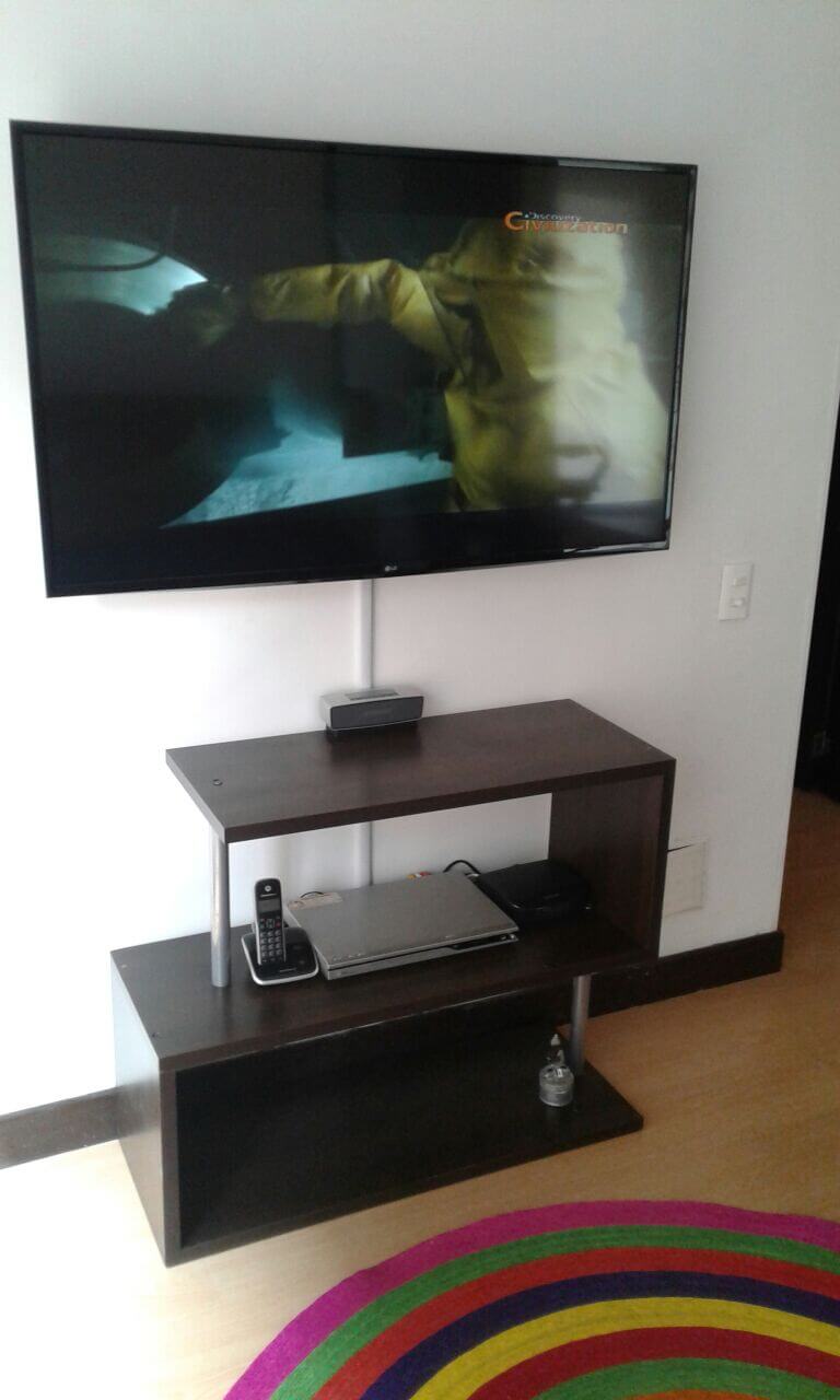 Televisor oled instalado en barrio santa rita en la ciudad de cali