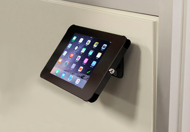 Base de pared con brazo retractil para tablet