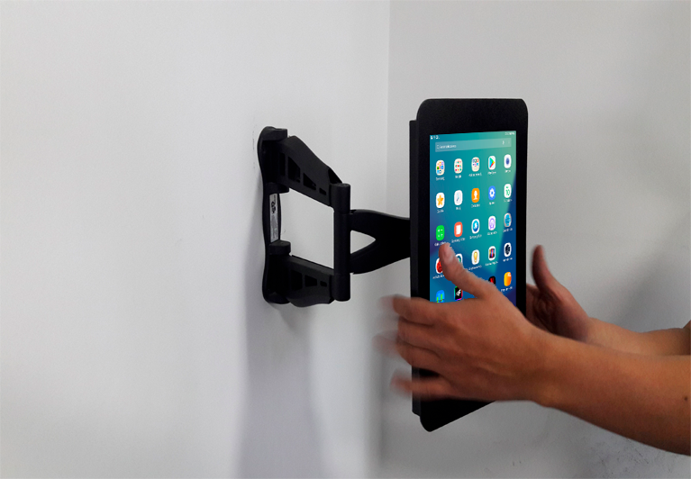 base instalada en pared con brazo retractil para ipad